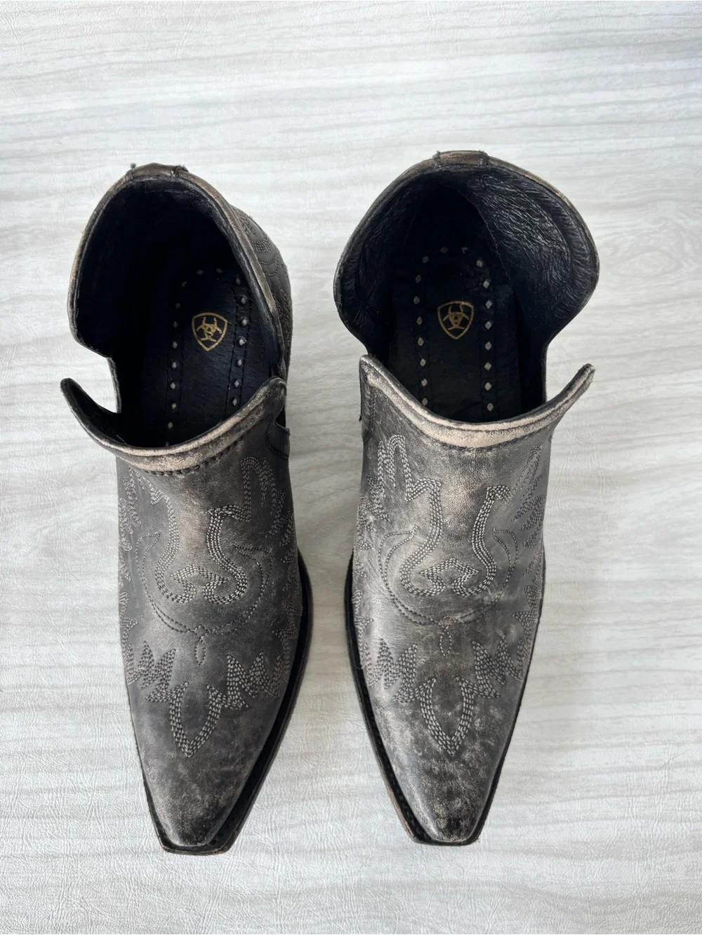 With Box Ariat Women’s Western Boots - naturally distressed black booties size 8 - Picture 11 of 16